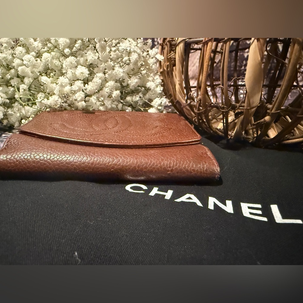 CHANEL Vintage Bi-Fold Caviar Flap Leather Wallet - Picture 5 of 16